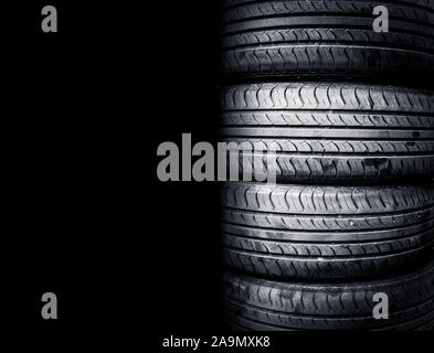 Studio Schuß aus einer Reihe von Sommer PKW-Reifen auf schwarzem Hintergrund isoliert. Reifen Hintergrund stack. Stockfoto