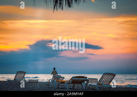 Strand von Varadero, Kuba, Jan 2013 - Mann unter den Liegen am Meer bei Sonnenuntergang Stockfoto