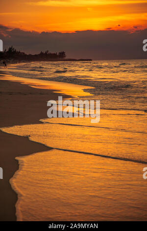 Strand von Varadero, Kuba - landschaftlich reizvolle Seenlandschaft im warmen Licht der untergehenden Sonne getaucht Stockfoto