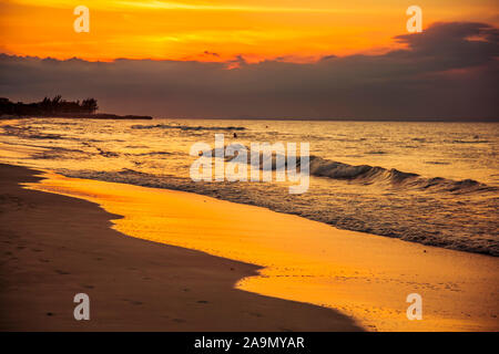 Strand von Varadero, Kuba - landschaftlich reizvolle Seenlandschaft im warmen Licht der untergehenden Sonne getaucht Stockfoto