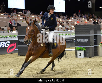 LOS ANGELES, Ca. Oktober 03, 2015: Jessica Springsteen, Tochter von Rockstar Bruce Springsteen, reiten Davendy S an der Gucci Gold Cup International Jumping competition Beim 2015 Longines Meister Los Angeles am Los Angeles. Convention Center. © 2015: Paul Smith/Featureflash Stockfoto