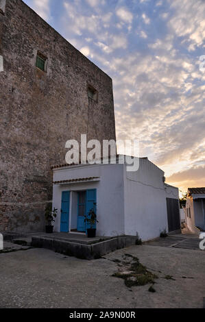 Angeschlossene Nebengebäude in der seitlichen des 18. Jahrhunderts die Kirche San Francisco bei Sonnenuntergang in Sant Francesc Xavier (Formentera, Balearen, Spanien) Stockfoto