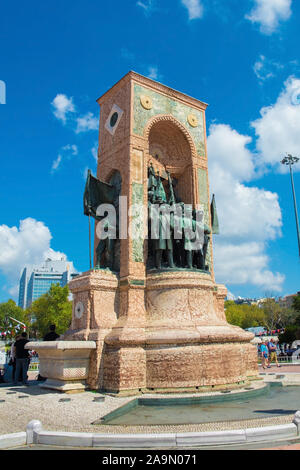 Istanbul, Turkey-September 8 2019. Republik Denkmal am Taksim Platz, Beyoglu. 1928 gebaut, sie schildert die Gründer der Türkischen Republik Stockfoto