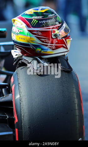 Sao Paulo, Brasilien. 16. Nov 2019. 16. November 2019; Autodromo Jose Carlos Pace, Sao Paulo, Brasilien; Formel 1 Brasilien Grand Prix, qualifizierender Tag; Helm und Handschuhe von Lewis Hamilton (GBR) Mercedes AMG W 1 W 10-redaktionelle Verwendung Credit: Aktion Plus Sport Bilder/Alamy leben Nachrichten Stockfoto