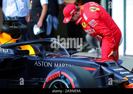 Sao Paulo, Brasilien. 16. Nov 2019. 16. November 2019; Autodromo Jose Carlos Pace, Sao Paulo, Brasilien; Formel 1 Brasilien Grand Prix, qualifizierender Tag; den zweiten Platz Sebastian Vettel (GER) Scuderia Ferrari SF 90, beobachtet das Auto von der Pole Position Max Verstappen (NED) Red Bull Racing RB 15-redaktionelle Verwendung Credit: Aktion Plus Sport Bilder/Alamy leben Nachrichten Stockfoto