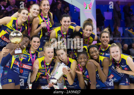 Mailand, Italien. 16. Nov 2019. premiazione - imoco volley Volley Conegliano conegliano während Imoco vs Igor Volley Novara - Italienischer Supercup Frauen - Credit: LPS/Elisa Calabrese/Alamy leben Nachrichten Stockfoto