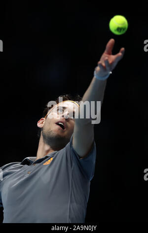 Arena. London, Großbritannien. 16 Nov, 2019. Nitto ATP-Finale; Dominic Thiem (Österreich) dient der Alexander Zverev (Deutschland) - Redaktionelle Verwendung Credit: Aktion plus Sport/Alamy leben Nachrichten Stockfoto