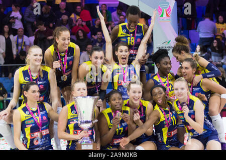 Mailand, Italien. 16. Nov 2019. premiazione - imoco volley Volley Conegliano conegliano während Imoco vs Igor Volley Novara - Italienischer Supercup Frauen - Credit: LPS/Elisa Calabrese/Alamy leben Nachrichten Stockfoto