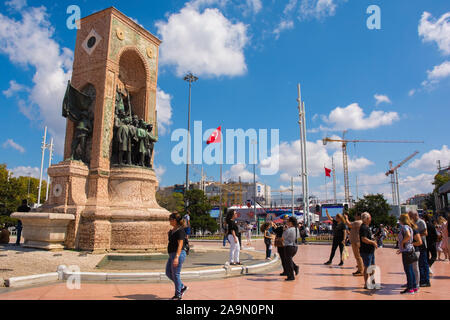 Istanbul, Turkey-September 8 2019. Touristen nehmen Fotos der Republik Denkmal am Taksim Platz, Beyoglu. Stockfoto