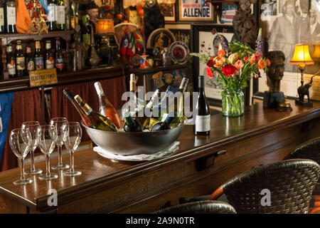 Weinflaschen in Eis Eimer Wein Bar, Pentagoet Inn, Maine, USA Stockfoto