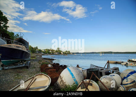 Hafen mit Booten und Dock im Sommer, Castine, Maine, New England, USA Stockfoto