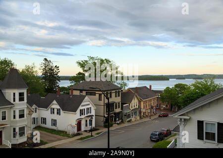 Luftaufnahme von kleinen Neu-England Stadt Hauptstraße mit Blick auf den Ozean, Castine, Maine, USA Stockfoto