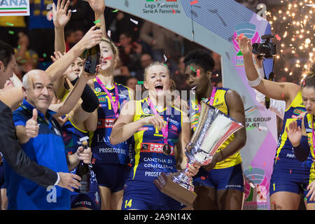 Mailand, Italien. 16. Nov 2019. premiazione - imoco volley Volley Conegliano conegliano während Imoco vs Igor Volley Novara - Italienischer Supercup Frauen - Credit: LPS/Elisa Calabrese/Alamy leben Nachrichten Stockfoto