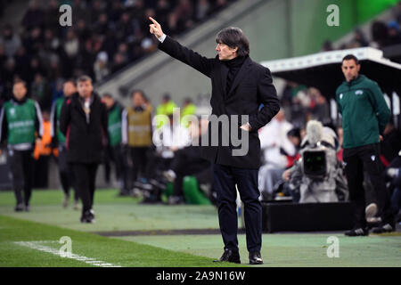 16 November 2019, Nordrhein-Westfalen, Mönchengladbach: Fußball: EM-Qualifikation, Deutschland - Belarus, Gruppenphase, Gruppe C, 9. Spieltag im Stadion im Borussia-Park. Deutschlands Bundestrainer Joachim Löw reagiert auf der Seite. Wichtiger Hinweis: In Übereinstimmung mit den Anforderungen der DFL Deutsche Fußball Liga oder der DFB Deutscher Fußball-Bund ist es untersagt, zu verwenden oder verwendet Fotos im Stadion und/oder das Spiel in Form von Bildern und/oder Videos - wie Foto Sequenzen getroffen haben. Foto: Federico Gambarini/dpa Stockfoto