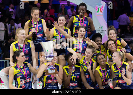 Mailand, Italien. 16 Nov, 2019. premiazione - coneglianoduring Imoco imoco volley Volley Conegliano vs Igor Volley Novara, Italienischer Supercup Frauen in Mailand, Italien, 16. November 2019 - LPS/Elisa Calabrese Credit: Elisa Calabrese/LPS/ZUMA Draht/Alamy leben Nachrichten Stockfoto