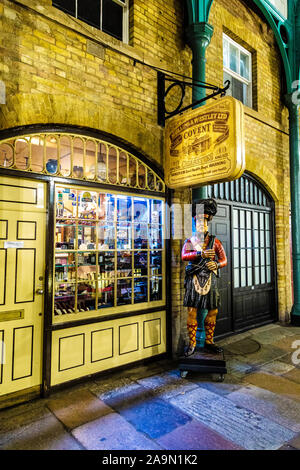 Mullins & Westley Tabak- und Zigarettengeschäft in Covent Garden Market, London, Großbritannien Stockfoto