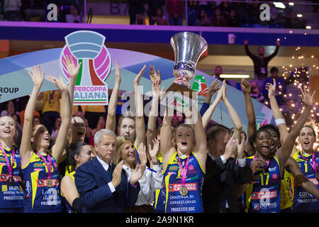 Mailand, Italien. 16 Nov, 2019. premiazione - coneglianoduring Imoco imoco volley Volley Conegliano vs Igor Volley Novara, Italienischer Supercup Frauen in Mailand, Italien, 16. November 2019 - LPS/Elisa Calabrese Credit: Elisa Calabrese/LPS/ZUMA Draht/Alamy leben Nachrichten Stockfoto