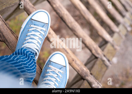 Den Dachboden auf die alte hölzerne Treppe. Stockfoto