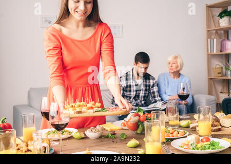 Familie sitzt zu Hause, Vorbereitung feiern Traditionelles Weihnachtsessen Stockfoto