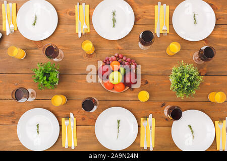Tabelle Einstellung für Familie Abendessen auf Holz- Oberfläche Stockfoto