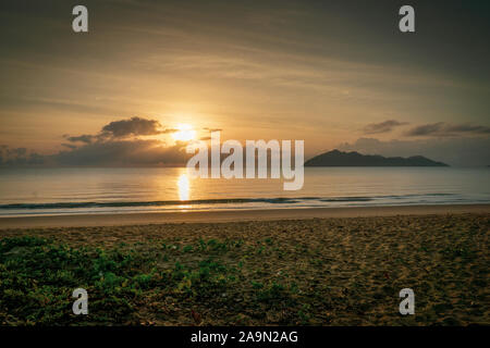 Ein Sonnenaufgang am paradiesischen Strand von Mission Beach im Norden von Australien Stockfoto