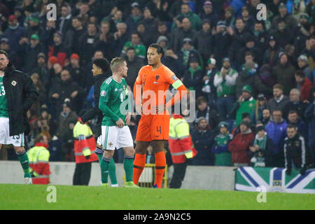 Nationale Fußball-Stadion im Windsor Park, Belfast, Nordirland. 16. Nov 2019. UEFA EURO 2020 Qualifikation - Gruppe C, Nordirland gegen die Niederlande (orange). Aktion von heute abend Qualifier in Belfast. Steven Davis und Virgil van Dijk. Quelle: David Hunter/Alamy Leben Nachrichten. Stockfoto