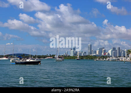 Blick auf die Skyline von Miami und Biscayne Bay von South Beach Stockfoto