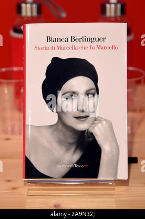 Mailand, Italien. 16 Nov, 2019. Mailand, Präsentation des Buches von Bianca Berlinguer "Geschichte der Marcello, Marcella' - im Foto: das Buch Credit: Unabhängige Fotoagentur/Alamy leben Nachrichten Stockfoto