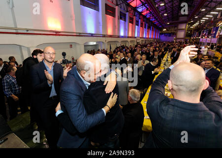 Bologna, Italien. 16. November 2019. Nicola Zingaretti, nationaler Sekretär der italienischen Demokratischen Partei (PD), Umarmungen Stefano Bonaccini, der demokratische Kandidat für das Amt des Präsidenten der Region Emilia-Romagna am 16. November 2019 in Bologna, Italien. Credit: Massimiliano Donati/Alamy leben Nachrichten Stockfoto