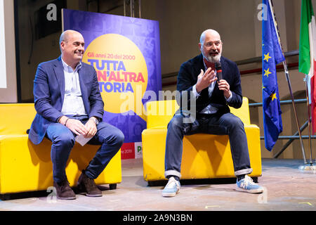 Bologna, Italien. 16. November 2019. Nicola Zingaretti (L), nationaler Sekretär der italienischen Demokratischen Partei (PD), auf der Bühne mit Stefano Bonaccini (R), der demokratische Kandidat für die Präsidentschaft der Region Emilia-Romagna am 16. November 2019 in Bologna, Italien. Credit: Massimiliano Donati/Alamy leben Nachrichten Stockfoto