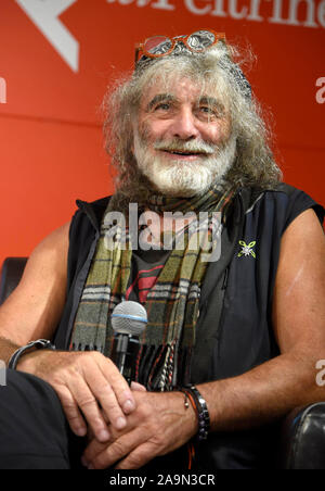 Mailand, Italien. 16 Nov, 2019. Mailand, Präsentation des Buches von Bianca Berlinguer "Geschichte der Marcello, Marcella' - im Foto: Mauro Corona Credit: Unabhängige Fotoagentur/Alamy leben Nachrichten Stockfoto