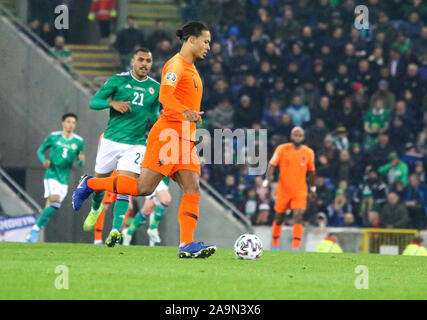 Nationale Fußball-Stadion im Windsor Park, Belfast, Nordirland. 16. Nov 2019. UEFA EURO 2020 Qualifikation - Gruppe C, Nordirland gegen die Niederlande (orange). Aktion von heute abend Qualifier in Belfast. Virgil van Dijk am Ball. Quelle: David Hunter/Alamy Leben Nachrichten. Stockfoto