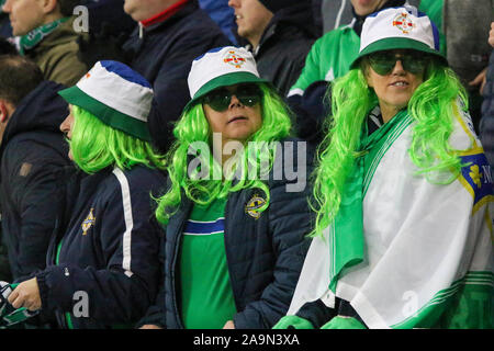 Nationale Fußball-Stadion im Windsor Park, Belfast, Nordirland. 16. Nov 2019. UEFA EURO 2020 Qualifikation - Gruppe C, Nordirland gegen die Niederlande (orange). Aktion von heute abend Qualifier in Belfast. Nordirland Fans im Spiel. Quelle: David Hunter/Alamy Leben Nachrichten. Stockfoto