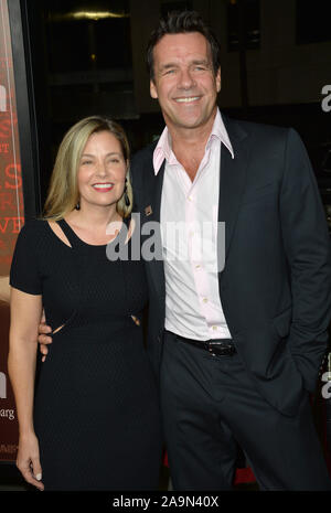 BEVERLY HILLS, Ca - 27. OKTOBER 2015: Schauspieler David James Elliott & Ehefrau Nanci Chambers an den US Premiere seines Films "trumbo" an der Akademie der Motion Picture Arts & Sciences © 2015 Paul Smith/Featureflash Stockfoto