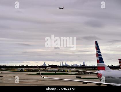 Chicago, Illinois, USA. Ein Düsenflugzeug vom Chicago O'Hare International Airport mit der Skyline im Hintergrund. Stockfoto