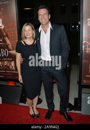BEVERLY HILLS, Ca - 27. OKTOBER 2015: Schauspieler David James Elliott & Ehefrau Nanci Chambers an den US Premiere seines Films "trumbo" an der Akademie der Motion Picture Arts & Sciences © 2015 Paul Smith/Featureflash Stockfoto