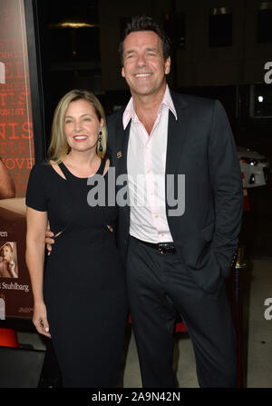 BEVERLY HILLS, Ca - 27. OKTOBER 2015: Schauspieler David James Elliott & Ehefrau Nanci Chambers an den US Premiere seines Films "trumbo" an der Akademie der Motion Picture Arts & Sciences © 2015 Paul Smith/Featureflash Stockfoto
