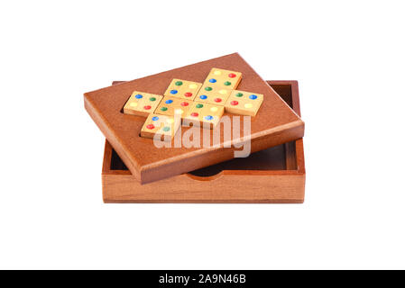 Holzpuzzle Mosaik auf einem weißen Hintergrund. Das Puzzle aus der Kategorie edge passende Rätsel. Puzzle Konzept. Kopieren Sie Platz. Stockfoto