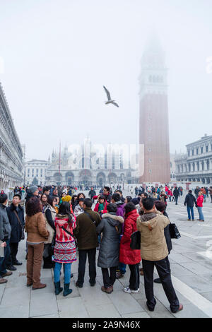 Venedig, Italien, bis 22. Dezember 2012. Eine Gruppe von chinesischen Touristen Besuche Piazza San Marco in Venedig im Winter Stockfoto