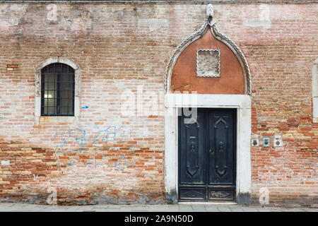 Venedig, Italien, bis 23. Dezember 2012. Vintage Style front Doppeltür mit retro style und alte Mauer Stockfoto