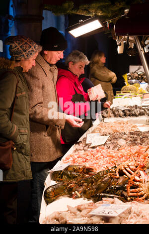 Venedig, Italien - 24. Dezember 2012. Die Menschen vor Ort kaufen frischen Fisch in den frühen Morgen an einem Fisch Markt Mercado de Rialto in Venedig, Italien Stockfoto