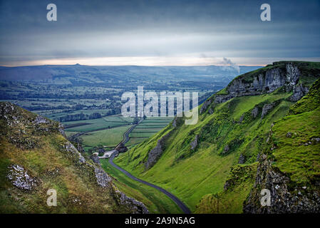 Großbritannien, Derbyshire, Peak District, Winnats Pass in Richtung der Hoffnung Tal, Castleton und Win Hill Stockfoto