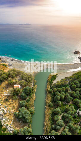 Panorama von Preveli Beach am libyschen Meer, Fluss und Palmen Wald, Süd-Kreta, Griechenland