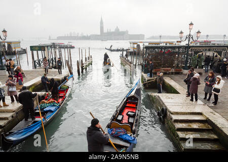 Venedig, Italien - 24. Dezember 2012. Chinesische Touristen nehmen eine Gondelfahrt von Pizza San Marco in Venedig, Italien Stockfoto