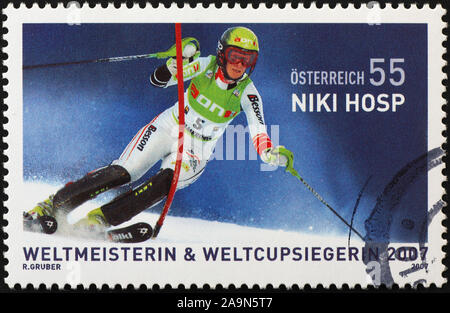 Ski Racer Niki Hosp auf Österreichische Briefmarke Stockfoto