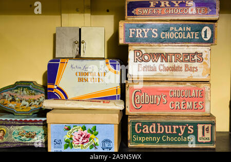 MILTON KEYNES, Großbritannien - 19 September 2019. Vintage antik chocolate Boxen mit traditionellen britischen Marken Stockfoto