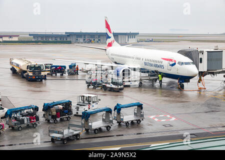 Venedig, Italien - 26. Dezember 2012. Gepäckabfertigung Gepäck auf ein britisches Flugzeug Airways am Flughafen Venedig Marco Polo, Venedig, Italien Stockfoto