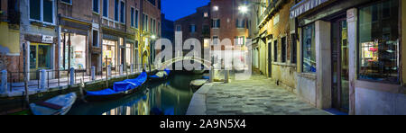 Venedig, Italien, bis zum 25. Dezember 2012. Eine ruhige Straße in Venedig in der Dämmerung im Winter. Romantische Szene ohne Menschen Stockfoto