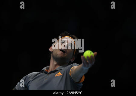 Arena. London, Großbritannien. 16 Nov, 2019. Nitto ATP-Finale; Dominic Thiem (Österreich) dient Alexander Zverev (Deutschland) - Redaktionelle Verwendung Credit: Aktion plus Sport/Alamy leben Nachrichten Stockfoto