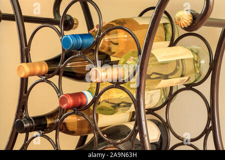 Wine Rack mit einer Vielzahl von roten und weißen Weinen in einem Stab Eisen Gruppe von Kreisen. Stockfoto